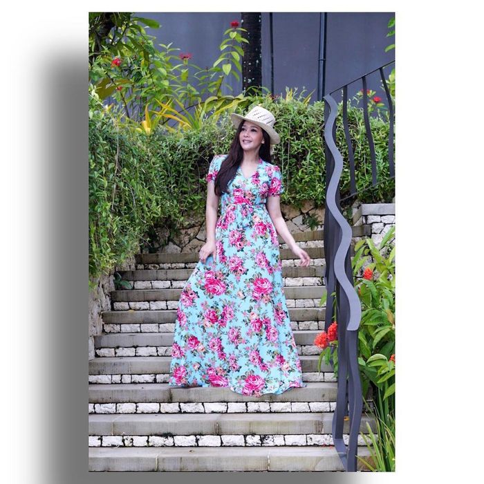 Maia Estianty Tampil Manis dengan Maxi Dress