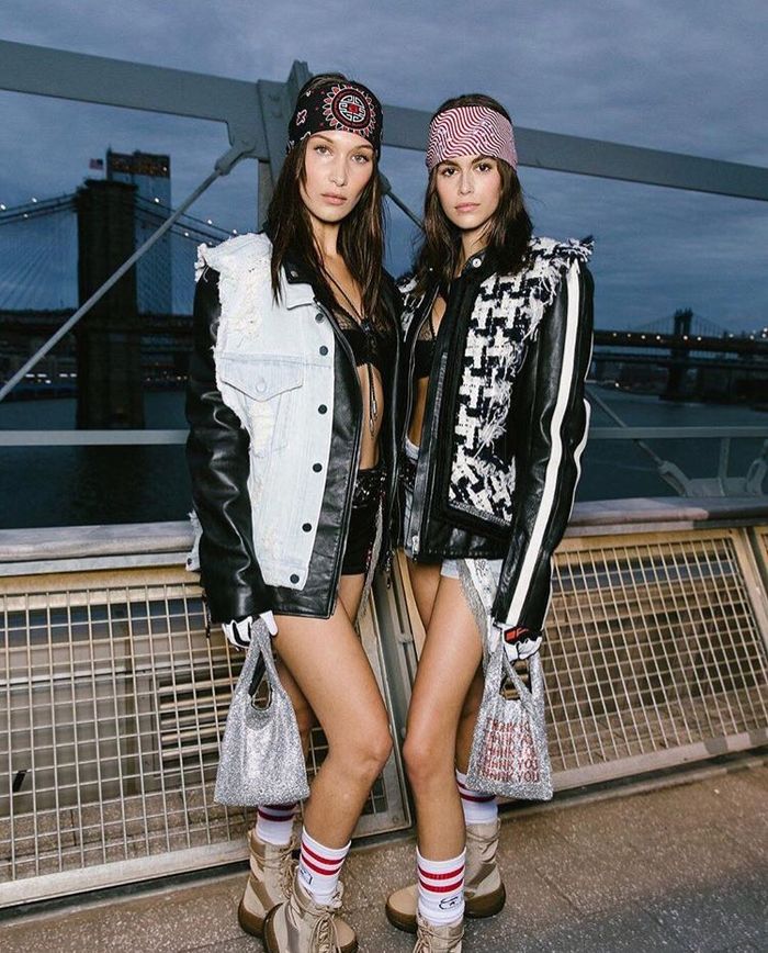 Bella Hadid dan Kaia Gerber terlihat fierce dengan gaya edgy