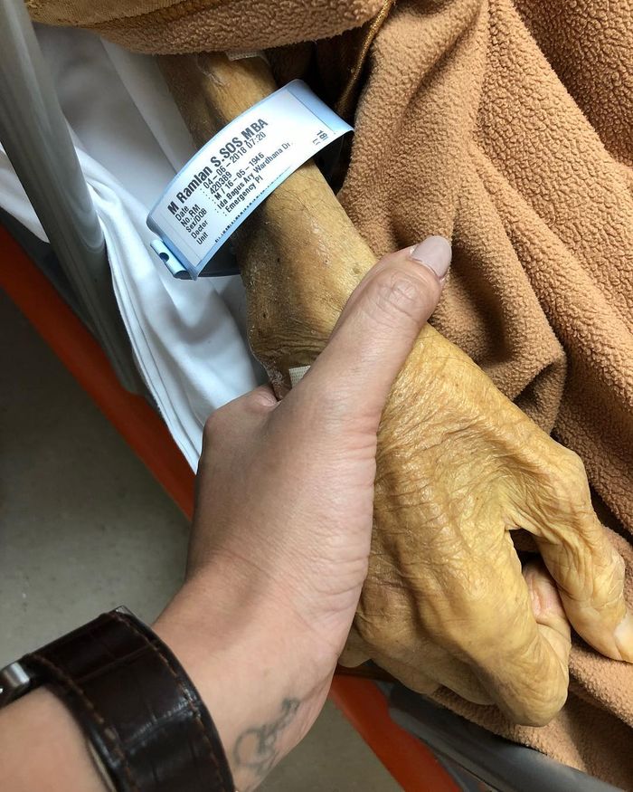 Olla Ramlan menggenggam tangan ayahanda