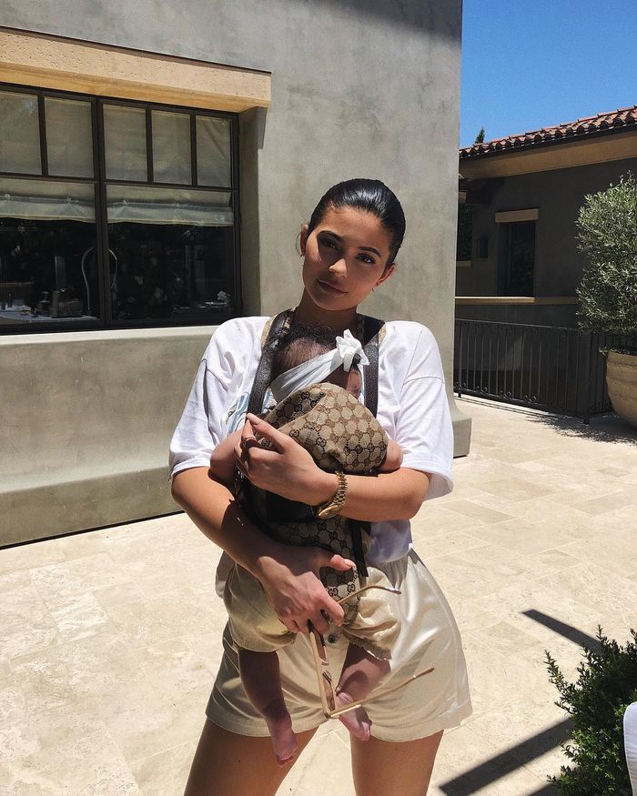 Kylie Jenner menggendong Stormi Webster