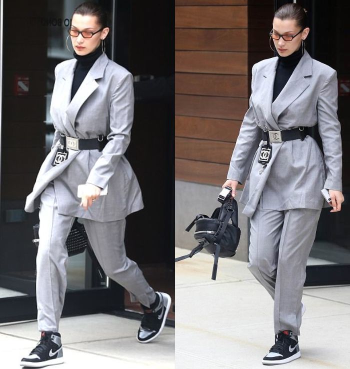 Bella Hadid tampak stylish saat berjalan di jalanan New York