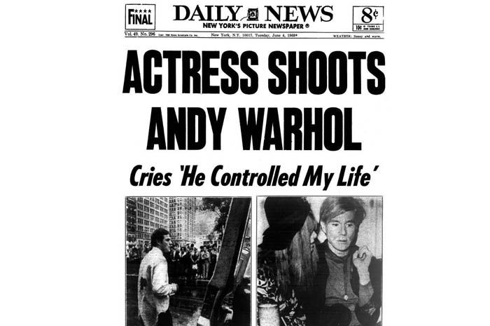 Salah satu berita penembakan Warhol 