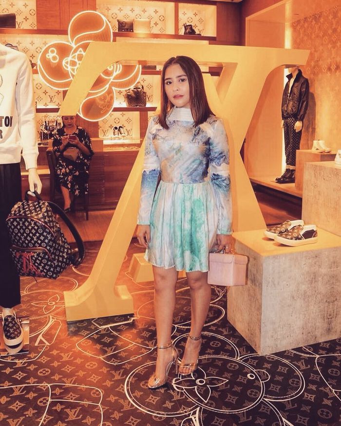 Prilly Latuconsina sering tampil dengan berbagai fashion item berharga fantastis