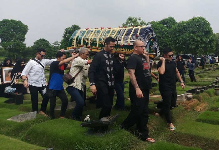 Jenazah ayahanda Olla Ramlan, M. Ramlan Bin Ruslan Kausar, saat tiba di TPU Tanah Kusir, Jakarta Selatan, Selasa (5/6/2018).