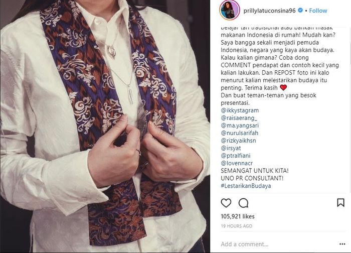 Prilly Latuconsina terlihat mengenakan kemeja berwarna putih