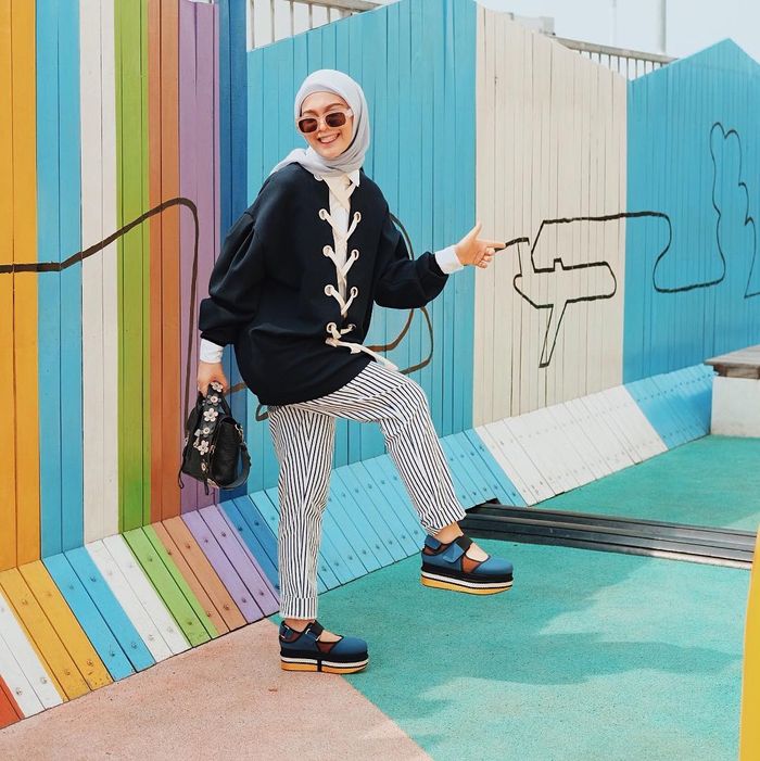 Tantri Namirah dengan sweater lace up