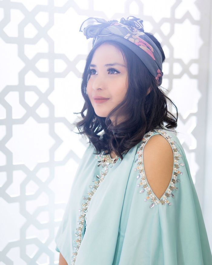 Putri Titian menyulap scarf menjadi turban yang cantik dengan tali simpul