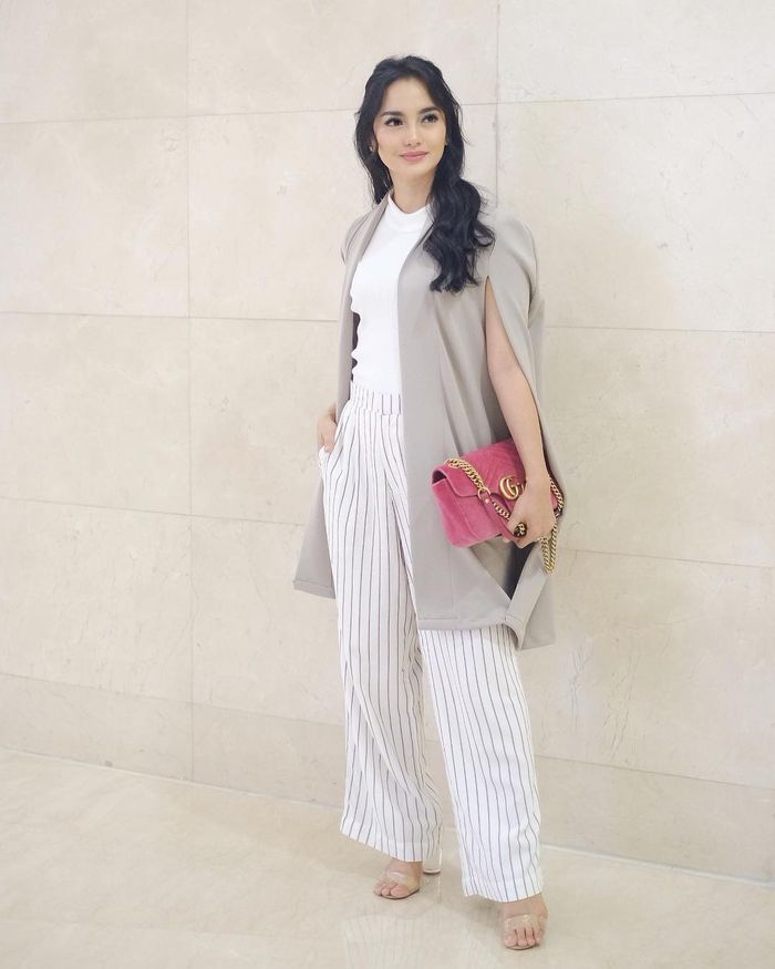 Ririn Ekawati kerap tampil fashionable dengan berbagai macam gaya
