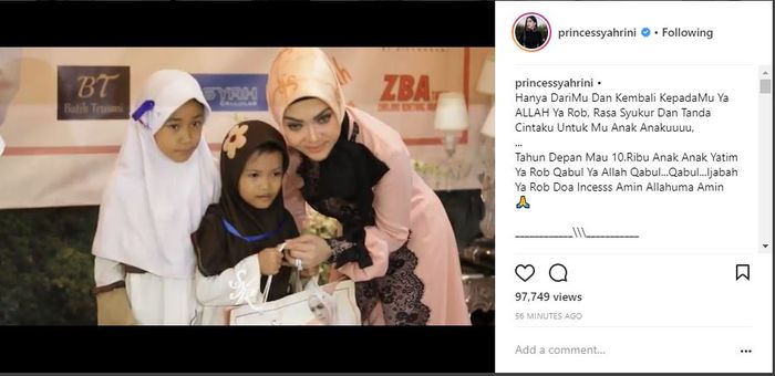 Syahrini bagikan bingkisan untuk anak yatim.