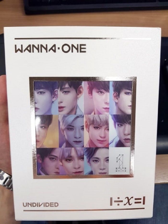 Wanna One versi Artbook