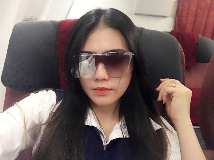 Kenakan kacamata model rimless