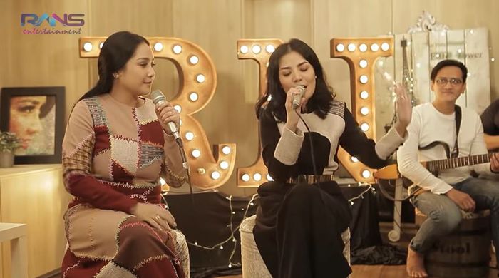 Nagita Slavina dan Nindy Ayunda berduet