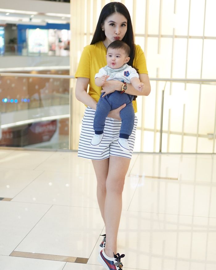 penampilan Sandra Dewi terlihat chic dan super simpel