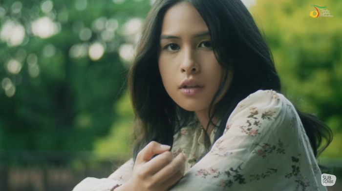Maudy Ayunda Tampil dengan Makeup Natural