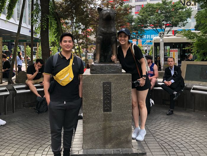 Laissti berkesempatan foto di patung Hachiko bareng sang pacar