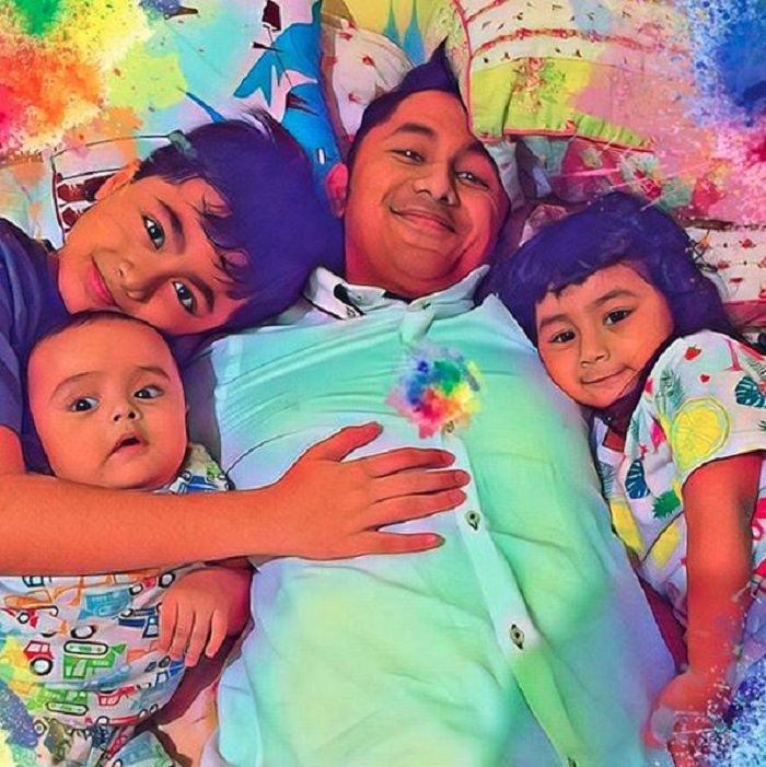 Hengky Kurniawan yang langsung dikerubungi ketiga anaknya sepulang kerja