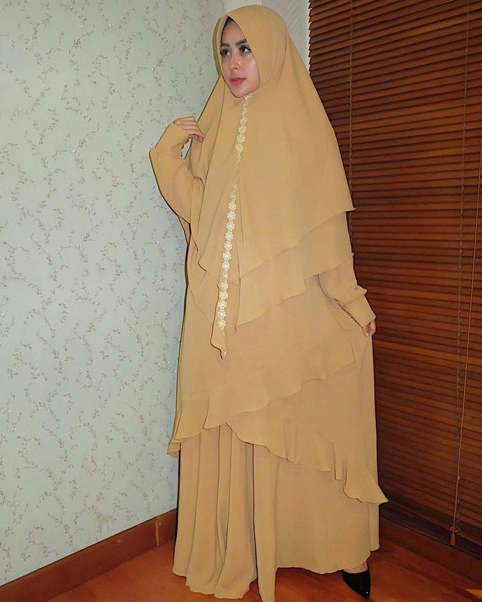 Selvi Kitty kala berbusa muslim lengkap dengan hijab
