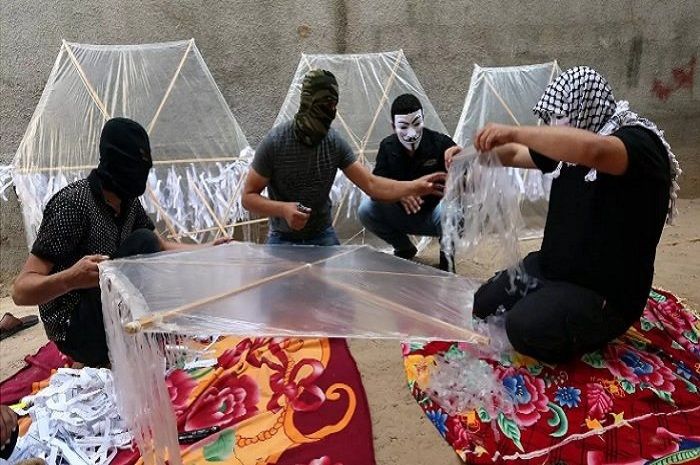 Pejuang Palestina membuat layang-layang api