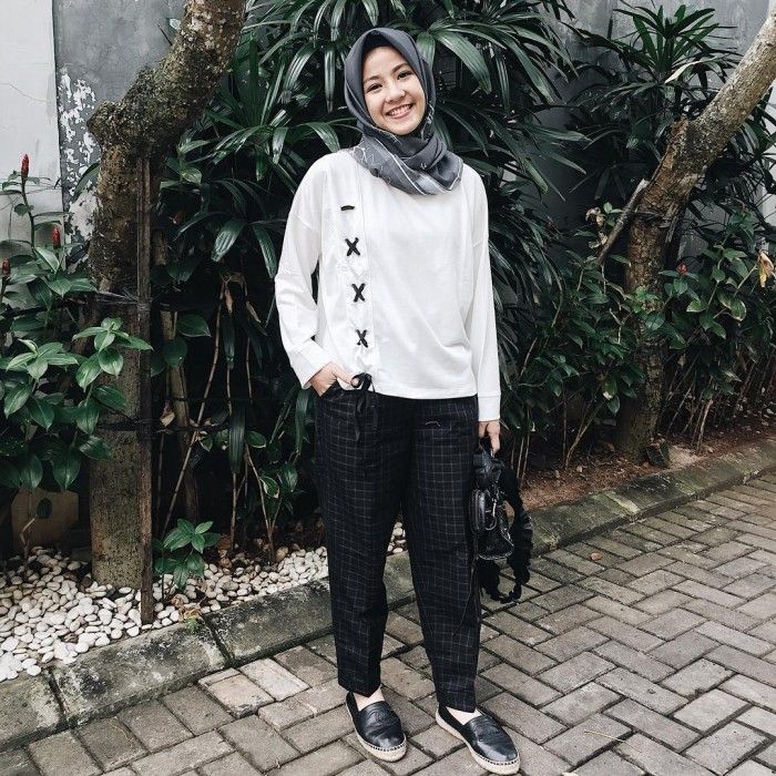 Natasha Rizky tampil monokrom mengenakan long sleeve shirt berwarna putih