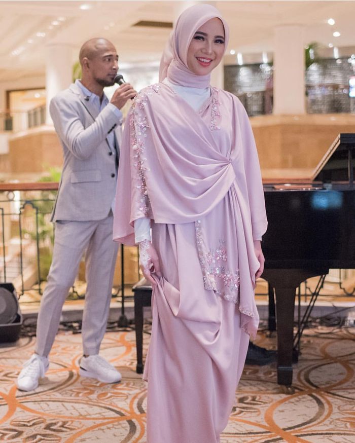 Chacha Frederica tampil dalam balutan kaftan bernuansa soft pink