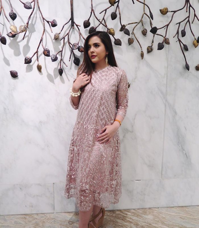 Tasya dengan brokat dress