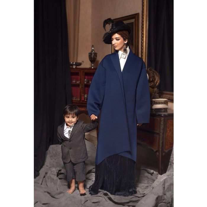 Nia Ramadhani tampak elegan dengan memadukan kemeja putih dengan oversized coat berwarna navy