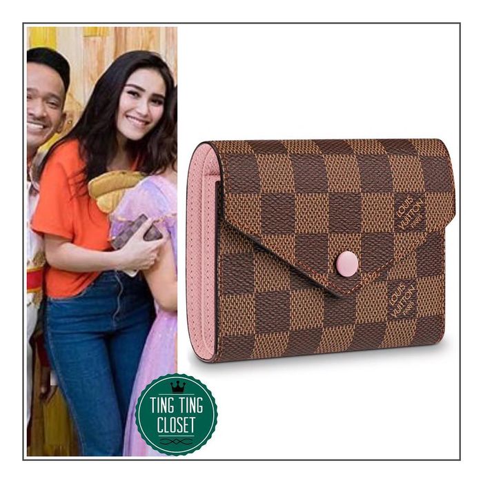 Ayu Ting Ting bawa dompet mungil