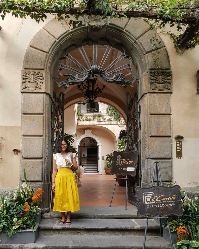 Padukan dengan outfit warna putih