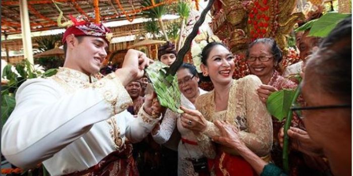 Happy Salma dan Tjok Gus menikah dengan adat Bali.