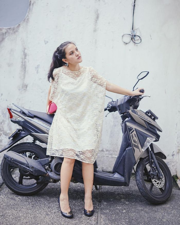 Gaya busana kondangan yang dikenakan oleh Marsha Aruan