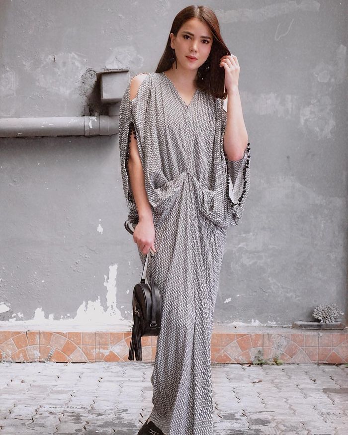 Alice Norin juga mengunggah OOTDnya dalam balutan kaftan