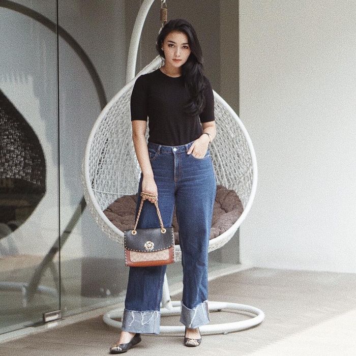 Citra Kirana juga pandai memadupadankan busana.