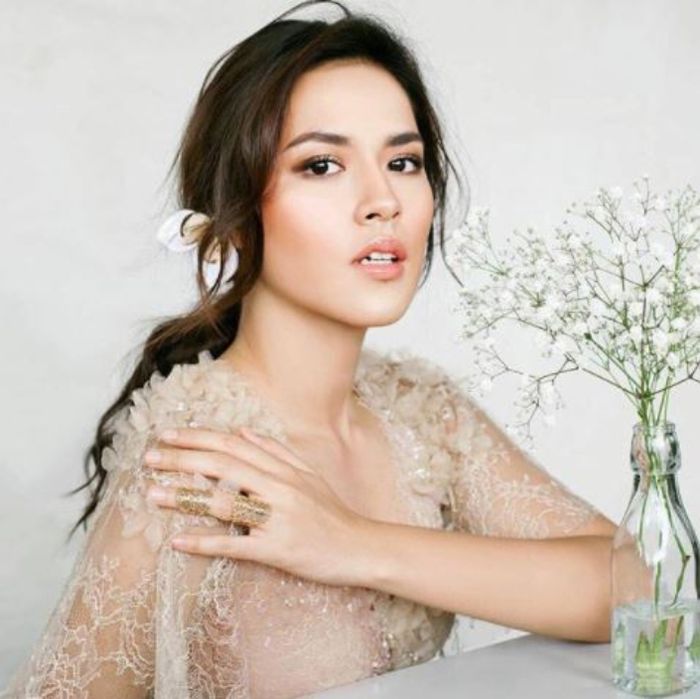 Gaya makeup Raisa yang cocok buat Hari Raya.