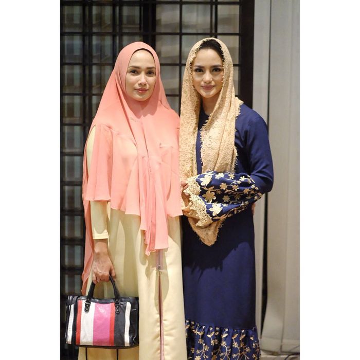 Ussy Sulistiawaty mengenakan hijab syar'i