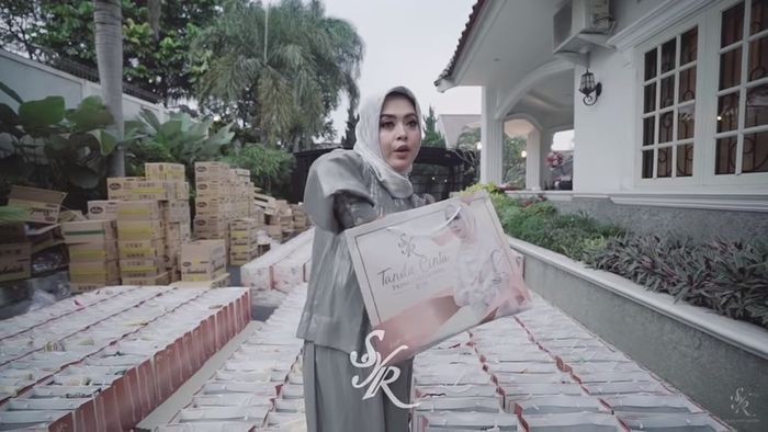 Kegiatan Syahrini dan adiknya menjelang lebaran