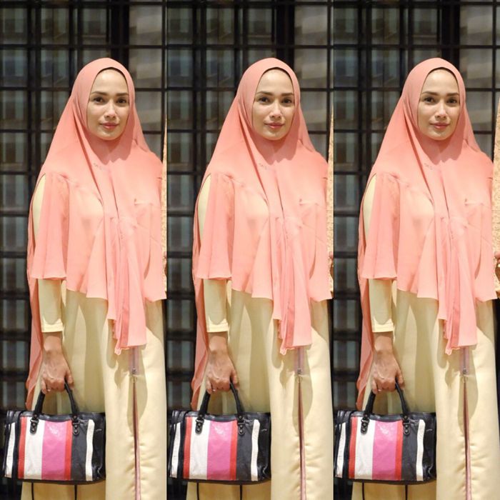 Ussy di acara pengajian memperingati 1 tahun meninggalnya suami Ririn Ekawati.