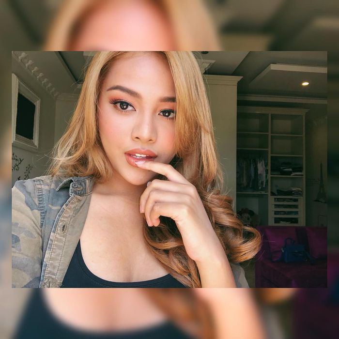 Aurel doyan gonta ganti warna rambut.