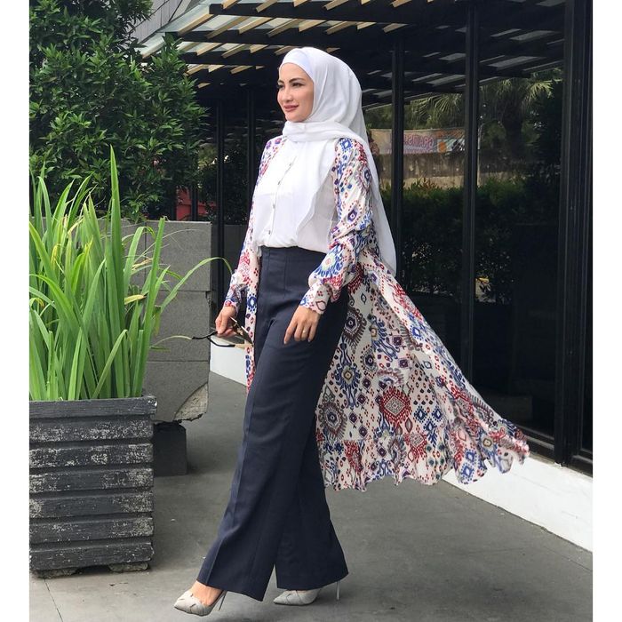 Natalie Sarah dengan blouse, long outer dan high waist kulot