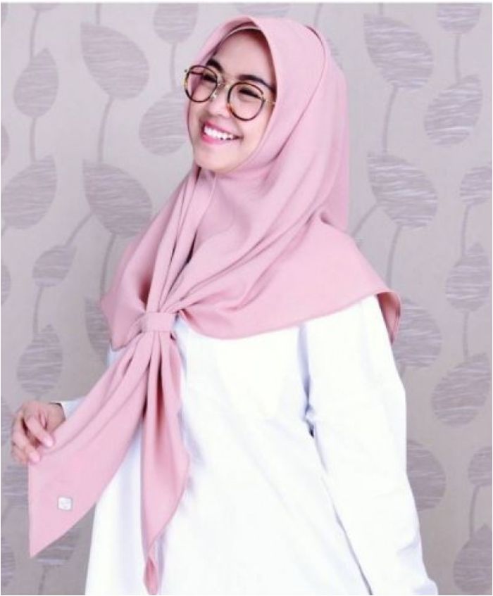 Ria Ricis dengan gaya hijabnya yang simpel