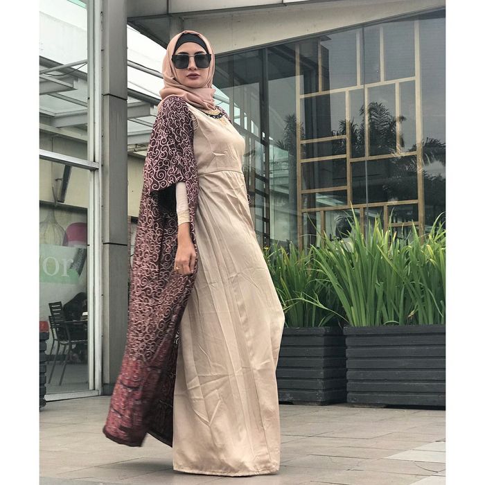 Natalie Sarah padukan long outer dengan long dress