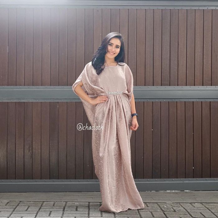 Ayu Ting Ting kenakan kaftan berwarna blush pink