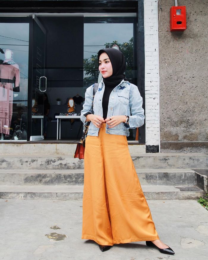 Medina Zein kenakan Palazzo Pants Warna Oranye