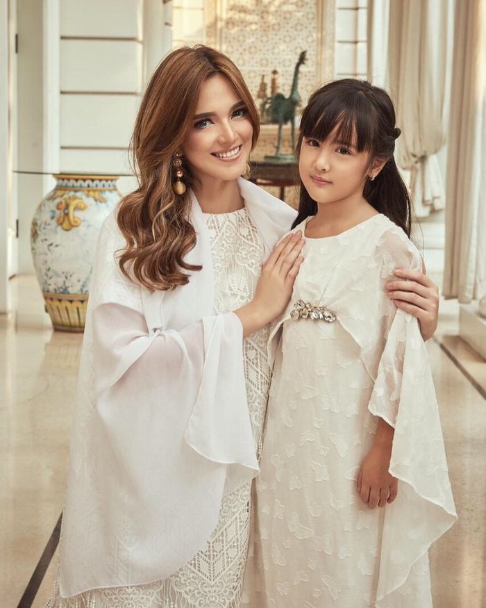 Nia Ramadhani dan sang Putri saat kompak mengenakan busana muslim serba putih.