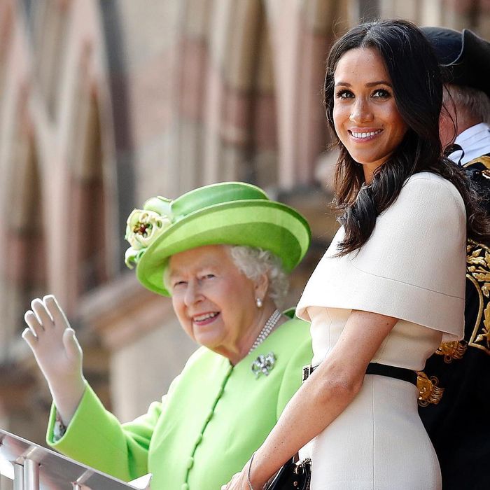 Penampilan Meghan Markle saat mendampingi Ratu Elizabeth II 