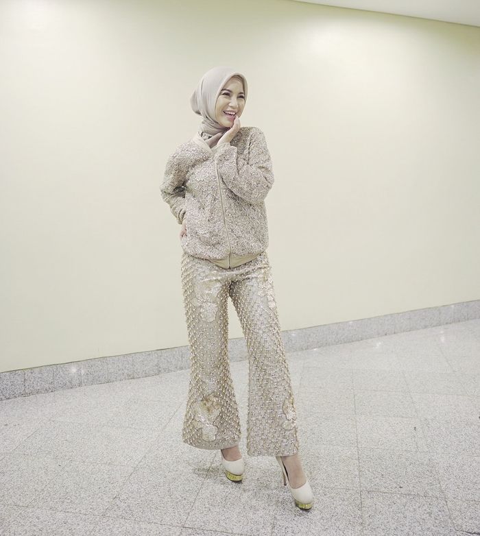 Chacha Frederica sudah pandai tampil modis dengan busana hijab