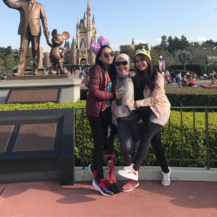 Ayu Ting Ting memboyong keluarganya ke Jepang