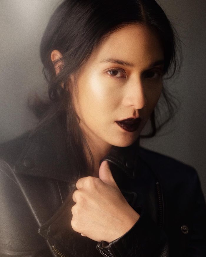 Dian Sastro dengan Lipstik Warna Hitam