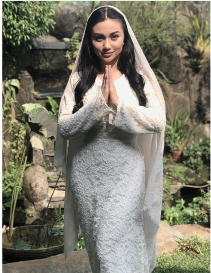 Penampilan Ariel Tatum di hari lebaran