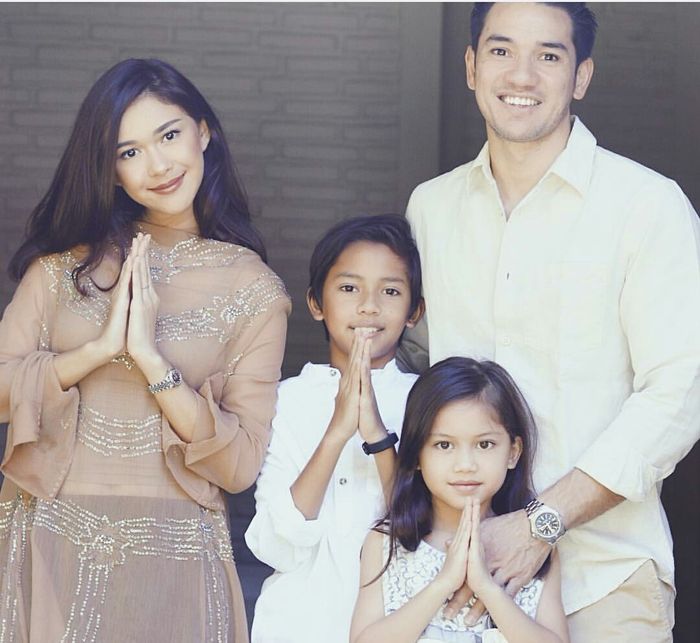 Nana Mirdad dan keluarganya