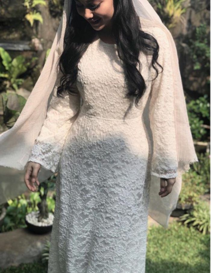 Ariel Tatum kenakan busana berbahan lace